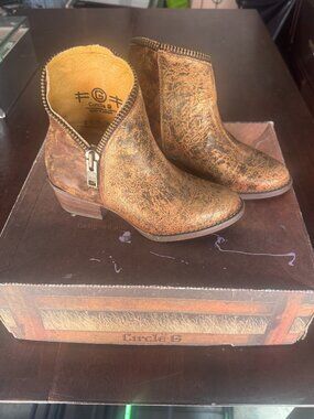 Circle G Corral Women's Distressed Zipper Ankle Boots